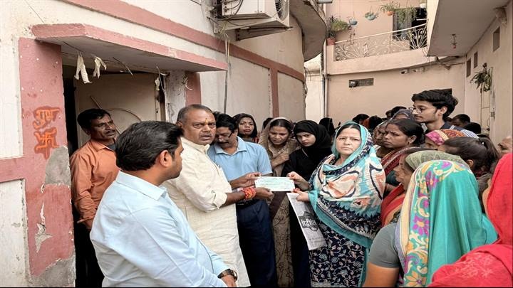 त्री कुशवाह ने जरूरतमंदों को सौंपे आर्थिक सहायता के चैक त्री कुशवाह ने जरूरतमंदों को सौंपे आर्थिक सहायता के चैक