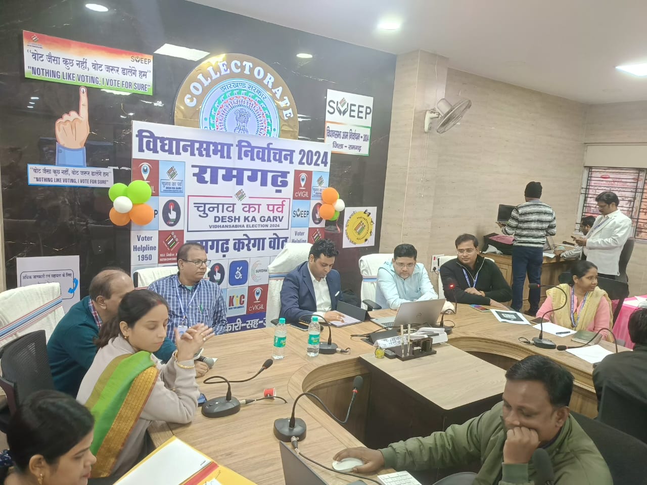 कंट्रोल रूम का जायजा लेते डीसी चंदन कुमार