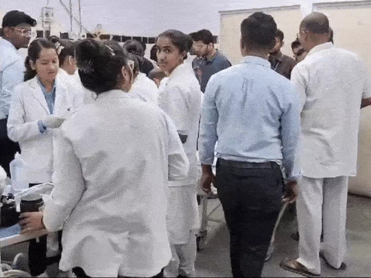 झुलसे लोगों का बाड़मेर अस्पताल में इलाज करते हुए। झुलसे लोगों का बाड़मेर अस्पताल में इलाज करते हुए।