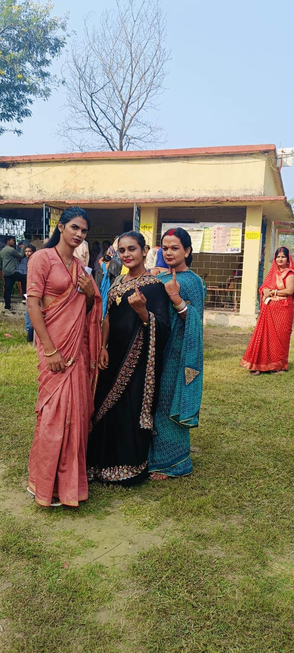 मतदान करने के बाद ली सेल्फी