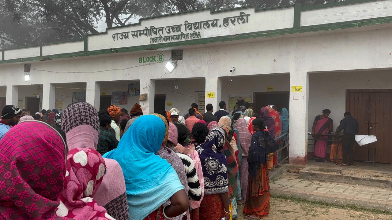मतदान केंद्र पर लगी भीड़ मतदान केंद्र पर लगी भीड़