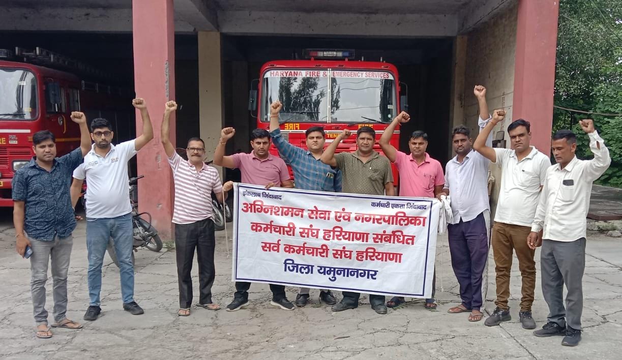 बैठक करते हुए अग्निशमन कर्मचारी बैठक करते हुए अग्निशमन कर्मचारी