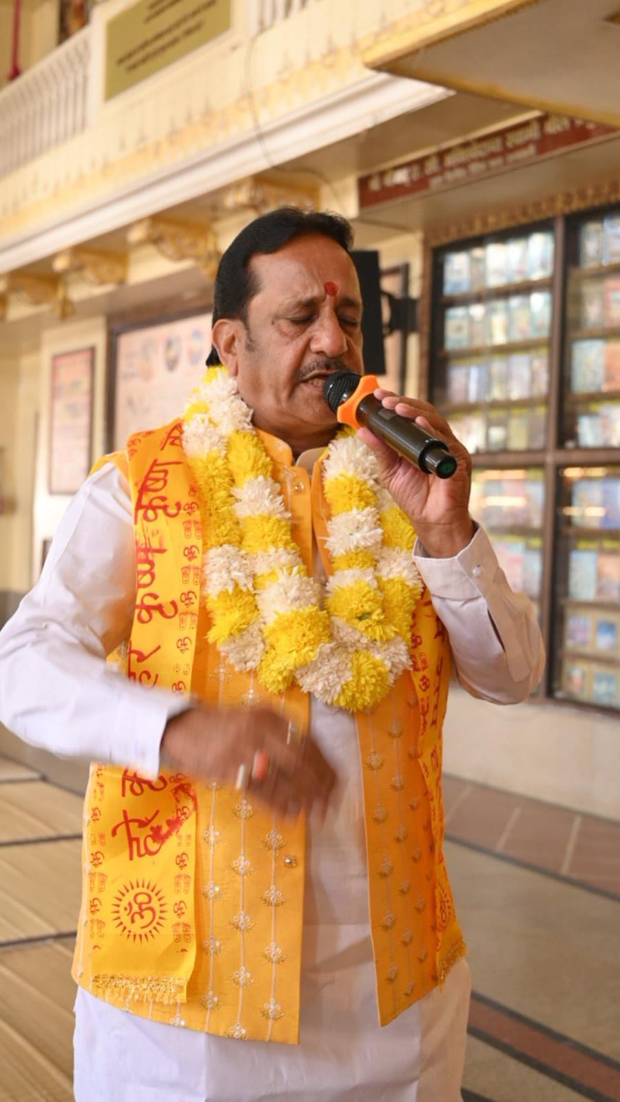 प्रसिद्ध भजन गायक पंडित सुधीर व्यास ने लिया श्री कृष्ण- बलराम का आशीर्वाद प्रसिद्ध भजन गायक पंडित सुधीर व्यास ने लिया श्री कृष्ण- बलराम का आशीर्वाद