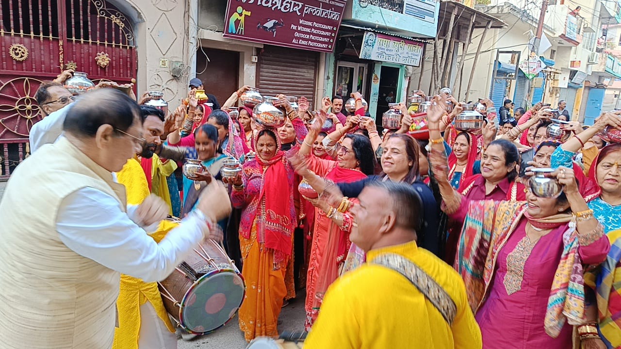 मां कात्यानी मंदिर के वार्षिक उत्सव के दौरान कलश यात्रा मां कात्यानी मंदिर के वार्षिक उत्सव के दौरान कलश यात्रा