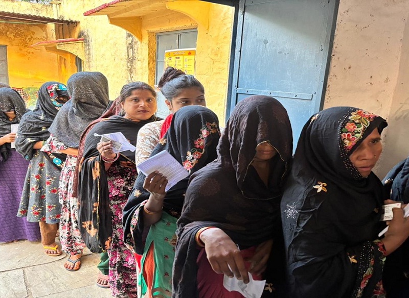 विजयपुर उपचुनावः मतदान के लिए लाइन में लगे मतदाता