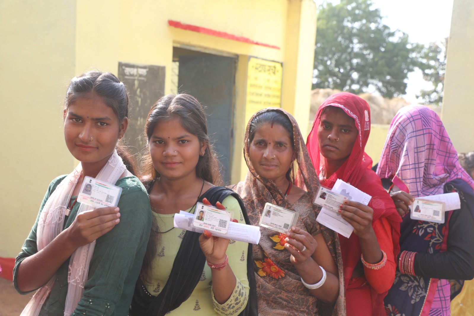 मतदाधिकार का प्रयोग करने जाती महिलाएं। मतदाधिकार का प्रयोग करने जाती महिलाएं।