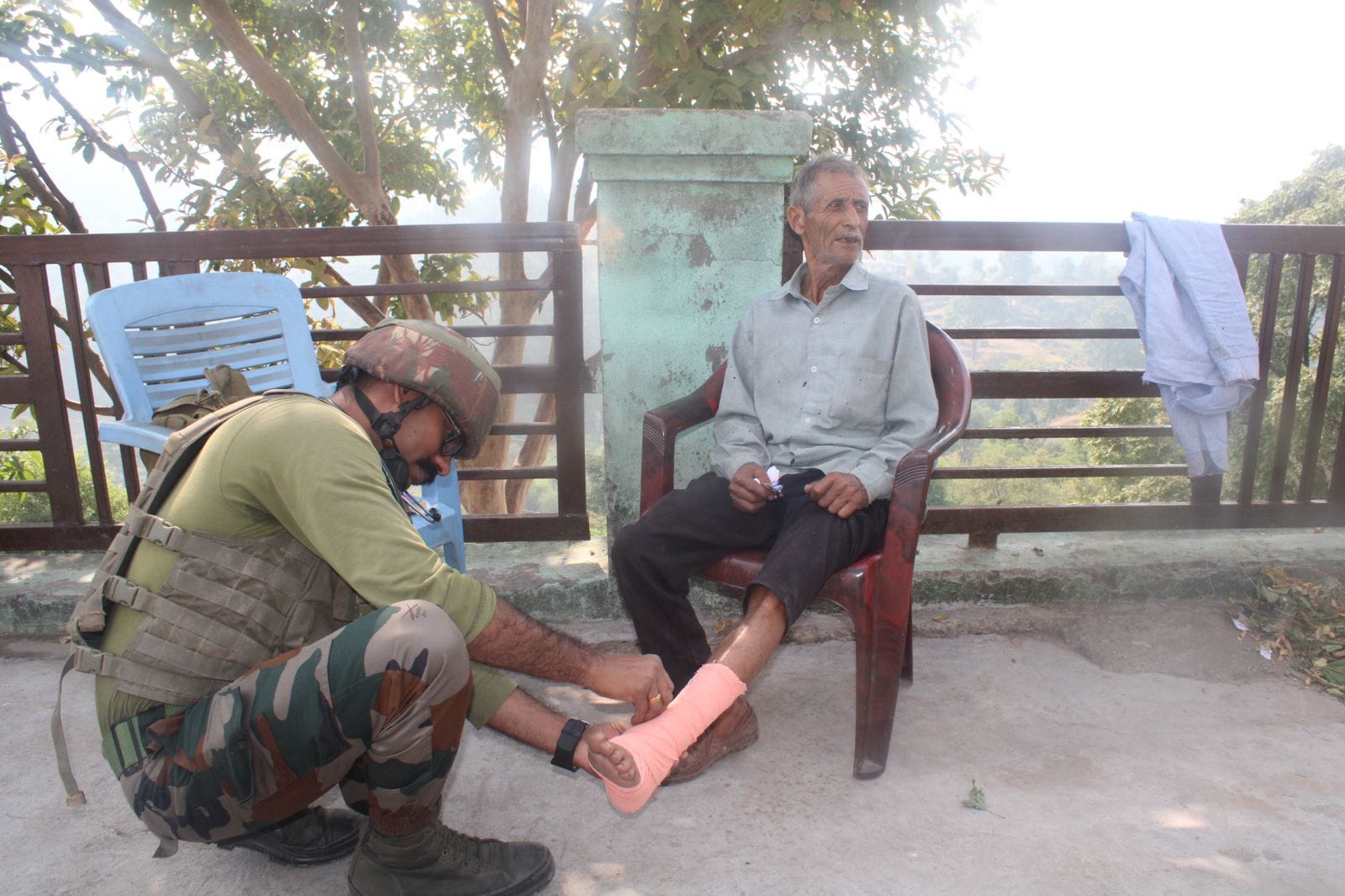 मोबाइल मेडिकल गश्ती ने राजौरी के सुदूर गांवों में महत्वपूर्ण स्वास्थ्य सेवाएं पहुंचाई मोबाइल मेडिकल गश्ती ने राजौरी के सुदूर गांवों में महत्वपूर्ण स्वास्थ्य सेवाएं पहुंचाई