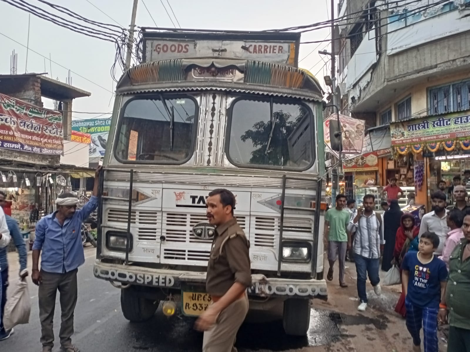 ट्रक के चपेट में आने से बाईंक सवार युवती की मौत, चालक गम्भीर ट्रक के चपेट में आने से बाईंक सवार युवती की मौत, चालक गम्भीर