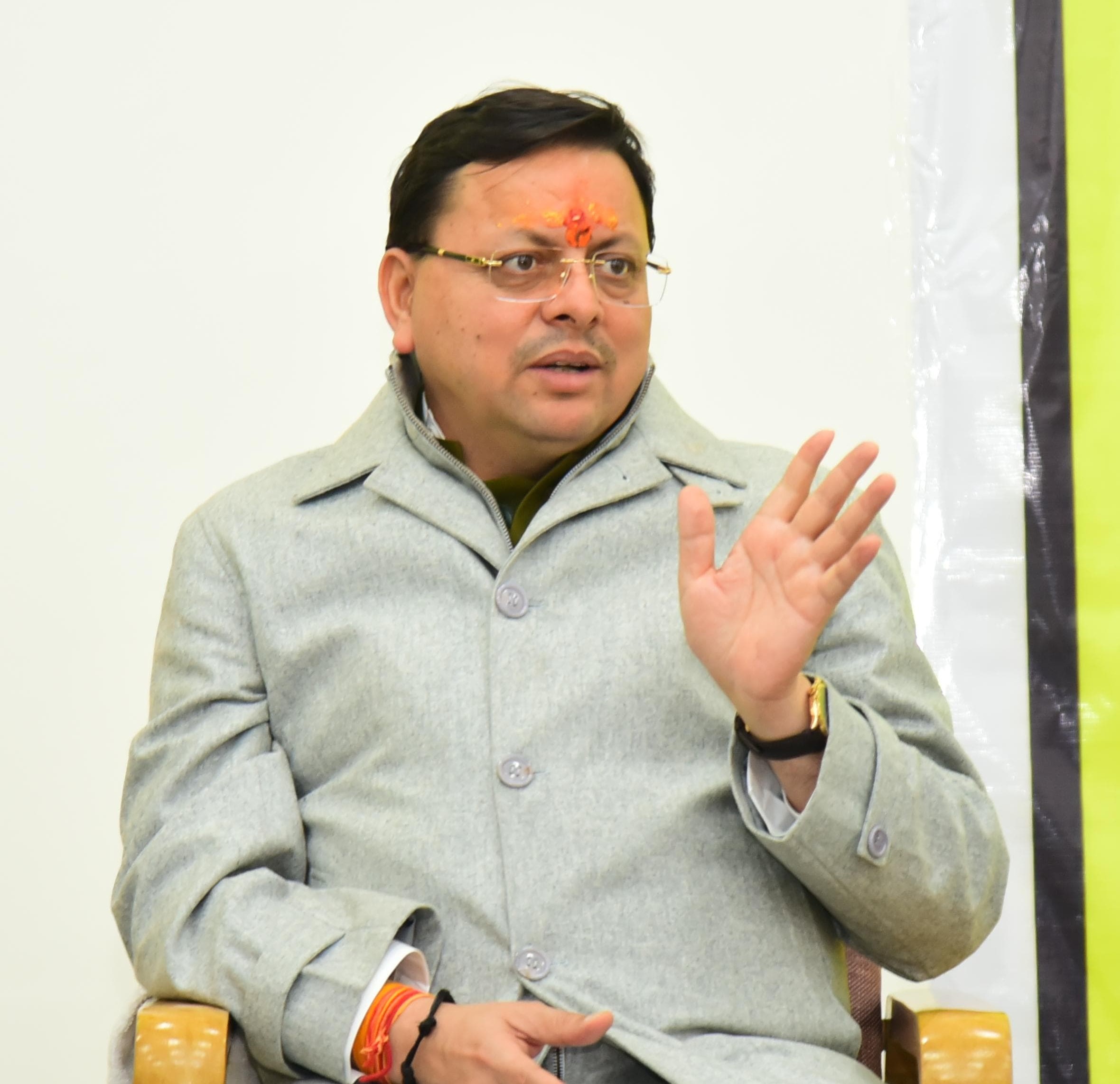 भरारीसैण में पलायन आयोग की बैठक लेते हुए सीएम। भरारीसैण में पलायन आयोग की बैठक लेते हुए सीएम।