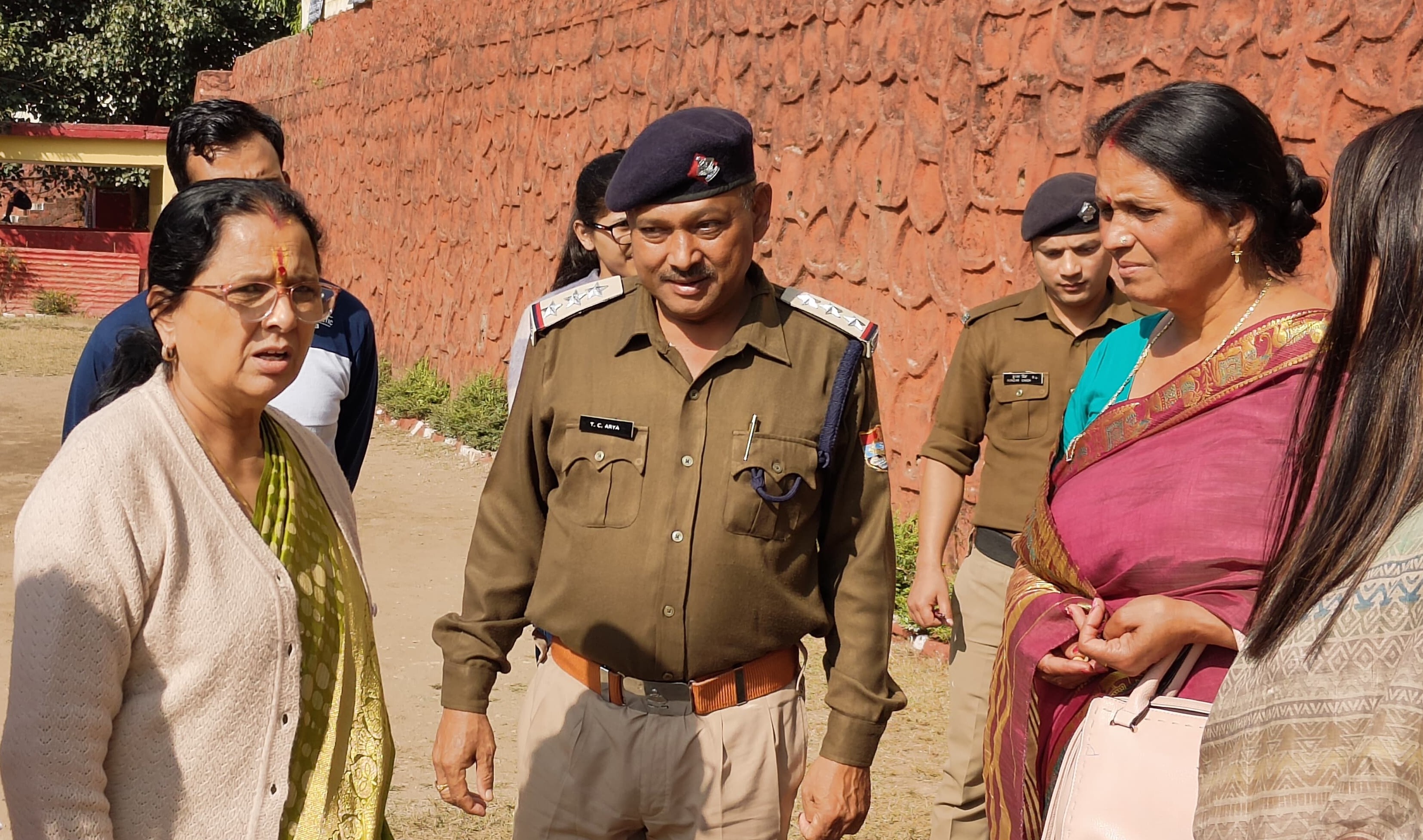 चमोली के पुरसाडी जेल का निरीक्षण करते हुए महिला आयोग की अध्यक्ष। चमोली के पुरसाडी जेल का निरीक्षण करते हुए महिला आयोग की अध्यक्ष।