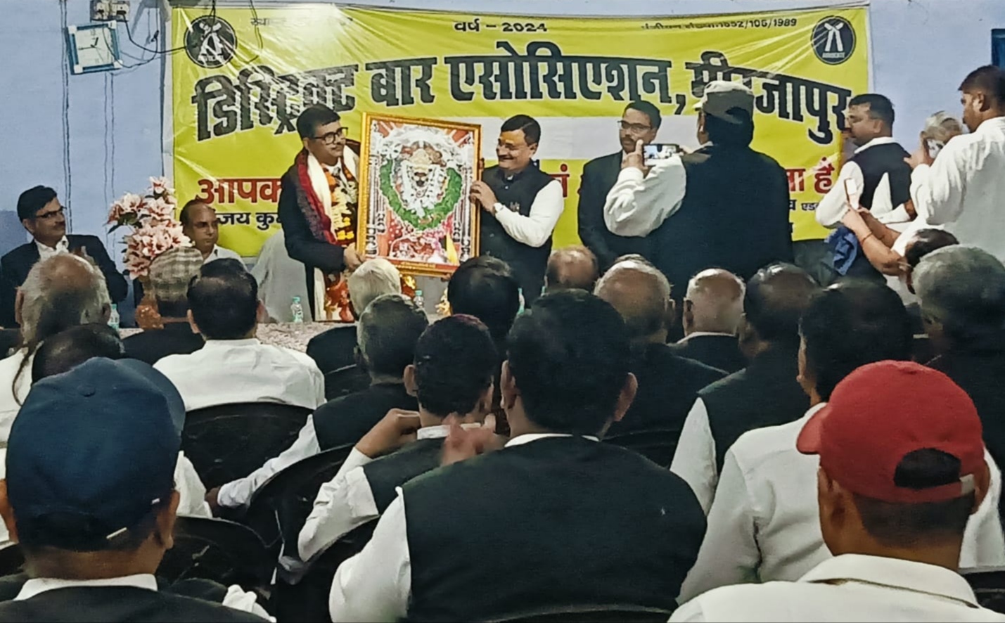 जनपद न्यायाधीश को सम्मानित करते   डिस्ट्रिक्ट बार एसोसिएशन के पदाधिकारी अधिवक्ता
