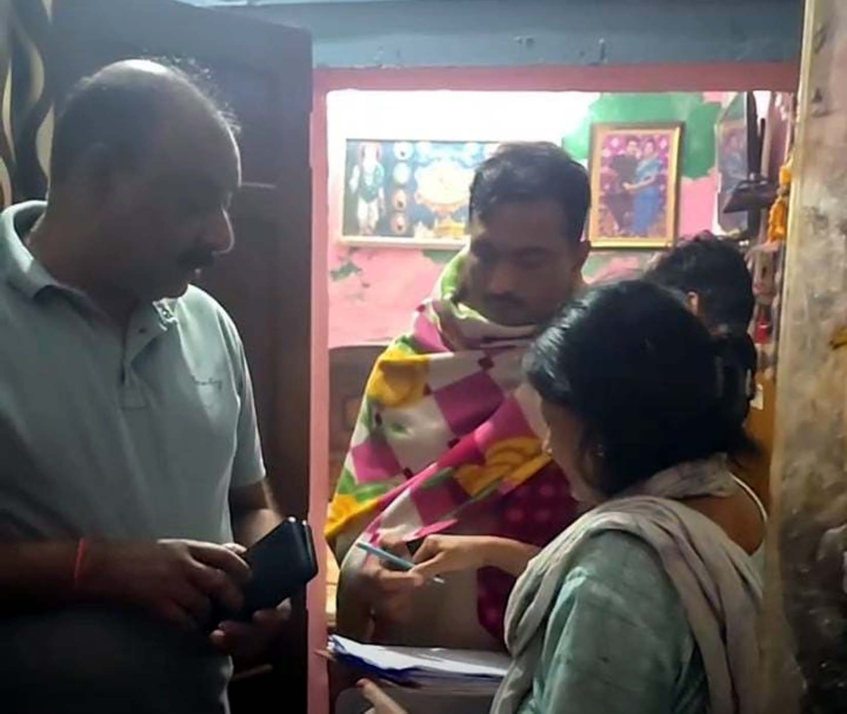 मृतक दीपू की मां आशा के बयान दर्ज करती पुलिस। मृतक दीपू की मां आशा के बयान दर्ज करती पुलिस।