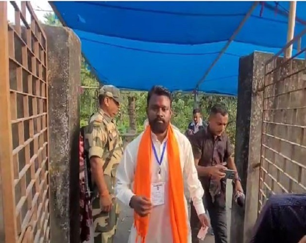 मदारीहाट में भाजपा उम्मीदवार पर हमला, कार में तोड़फोड़ मदारीहाट में भाजपा उम्मीदवार पर हमला, कार में तोड़फोड़