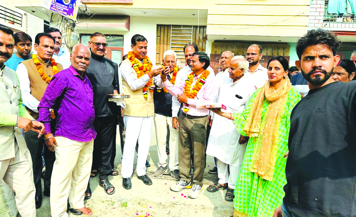 सड़क निर्माण के शुभारम्भ अवसर पर सड़क निर्माण के शुभारम्भ अवसर पर