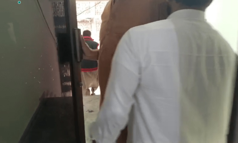 इमारत खाली करते लोग। इमारत खाली करते लोग।