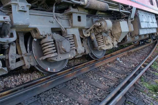 banker engine derail at kasara banker engine derail at kasara