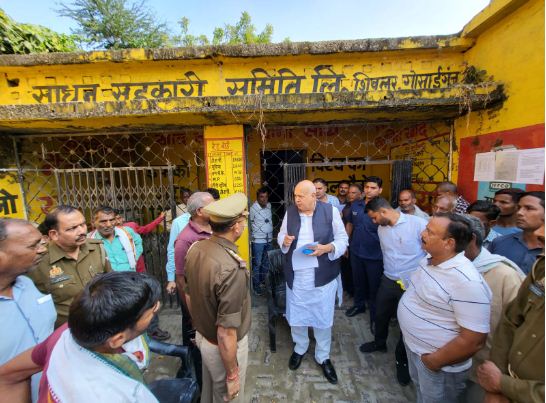 धान क्रय केन्द्र का निरीक्षण करते सूर्य प्रताप शाही धान क्रय केन्द्र का निरीक्षण करते सूर्य प्रताप शाही