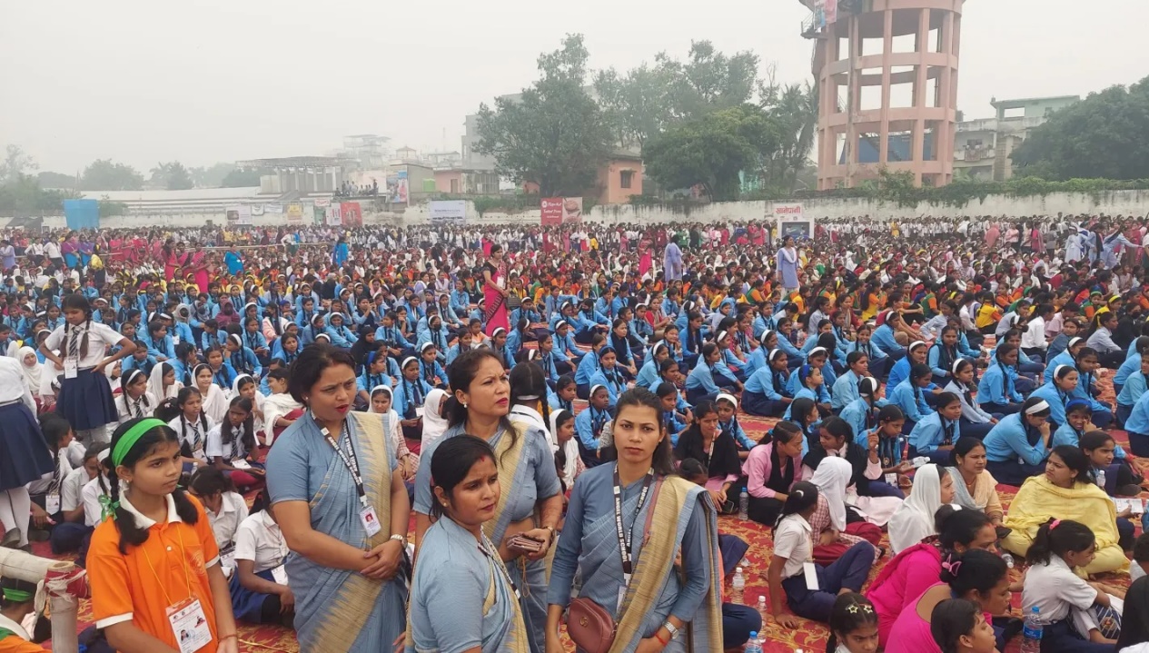 ट्रेनिग लेती छात्राएं ट्रेनिग लेती छात्राएं