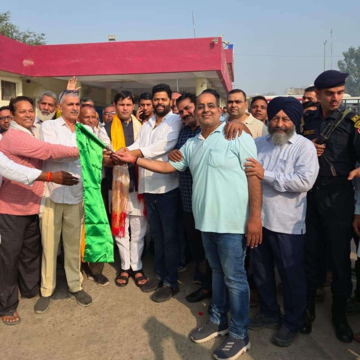 बस को झंडी दिखाते हुए खेल मंत्री गौरव गौतम। बस को झंडी दिखाते हुए खेल मंत्री गौरव गौतम।
