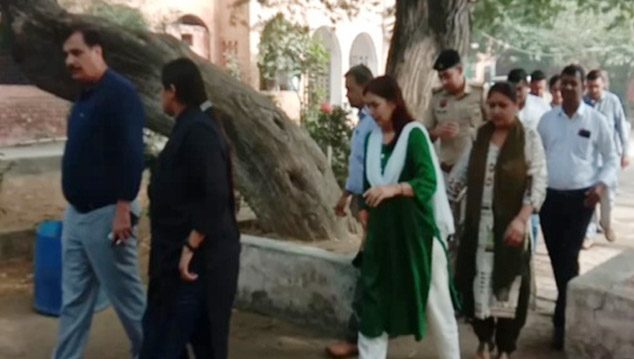 13 Snp-3 सोनीपत: स्कूल का निरीक्षण करते महिला आयोग उपाध्यक्ष सोनिया अग्रवाल व जिला शिक्षा अधिकारी नवीन गुलिया 13 Snp-3 सोनीपत: स्कूल का निरीक्षण करते महिला आयोग उपाध्यक्ष सोनिया अग्रवाल व जिला शिक्षा अधिकारी नवीन गुलिया