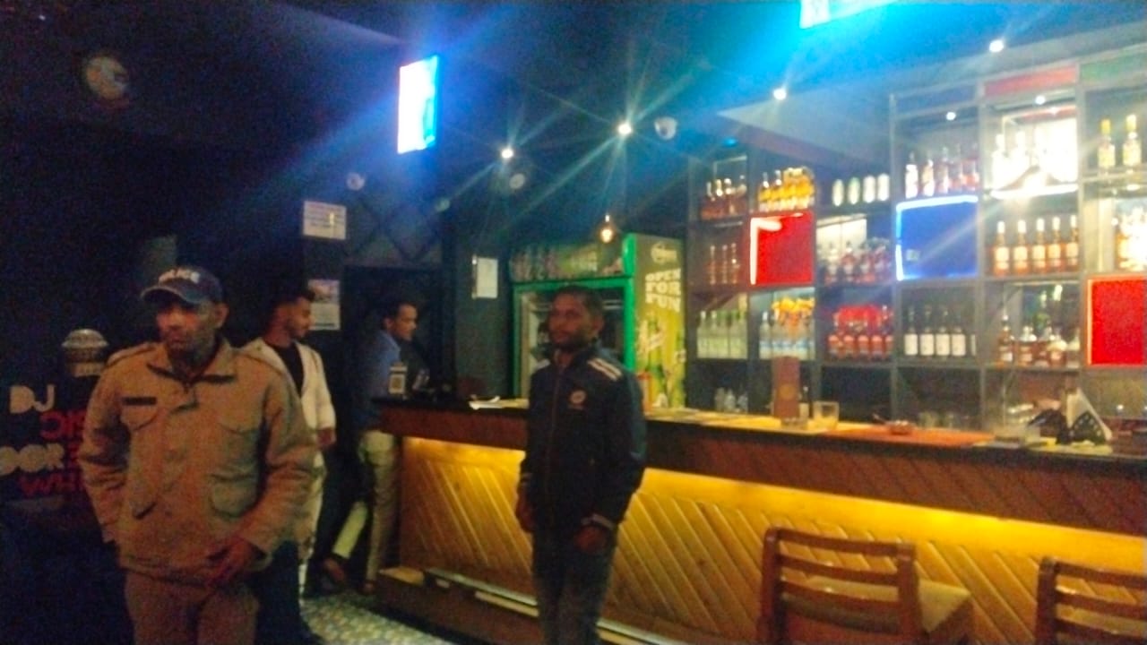 जिला प्रशासन की छापेमारी में देर रात तक खुले मिले बार। जिला प्रशासन की छापेमारी में देर रात तक खुले मिले बार।