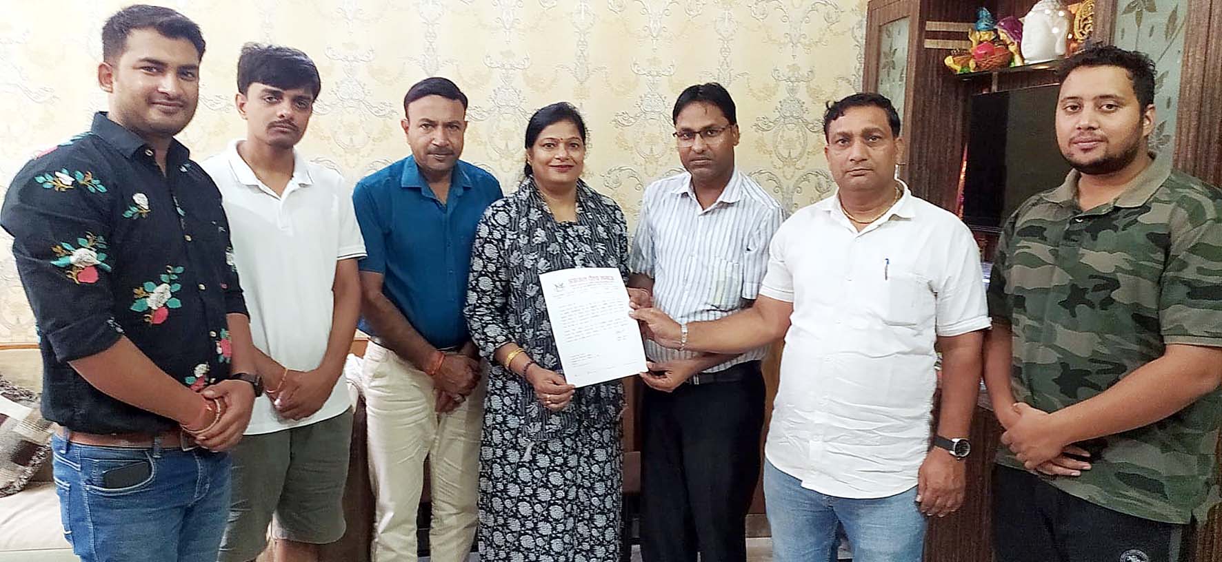 अग्रवाल वैश्य समाज के पदाधिकारी रेणु मंगल को नियुक्ति पत्र सौंपते हुए। अग्रवाल वैश्य समाज के पदाधिकारी रेणु मंगल को नियुक्ति पत्र सौंपते हुए।