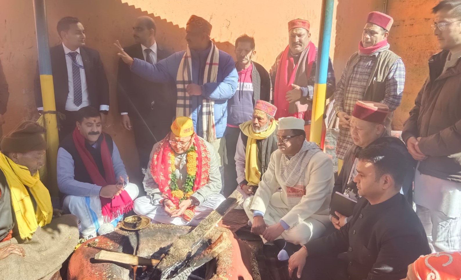 बदरीनाथ धाम में पंच पूजा में भाग लेते हुए सीएम। बदरीनाथ धाम में पंच पूजा में भाग लेते हुए सीएम।