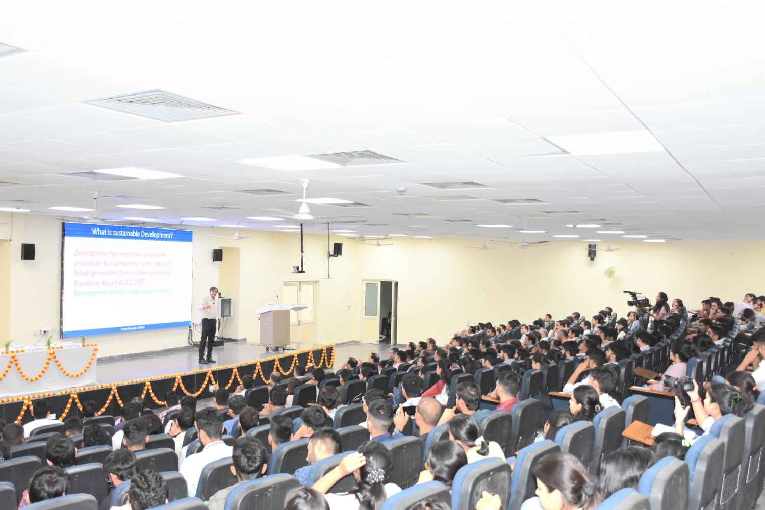 सौर और पवन भविष्य की ऊर्जा चुनौतियों को कम कर सकते हैं— प्रो रंगन बनर्जी सौर और पवन भविष्य की ऊर्जा चुनौतियों को कम कर सकते हैं— प्रो रंगन बनर्जी