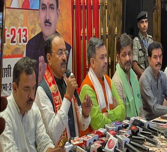 पत्रकारों से वार्ता करते हुए प्रदेश के उपमुख्यमंत्री केशव प्रसाद एवं भाजपा के पदाधिकारियों का छाया चित्र पत्रकारों से वार्ता करते हुए प्रदेश के उपमुख्यमंत्री केशव प्रसाद एवं भाजपा के पदाधिकारियों का छाया चित्र