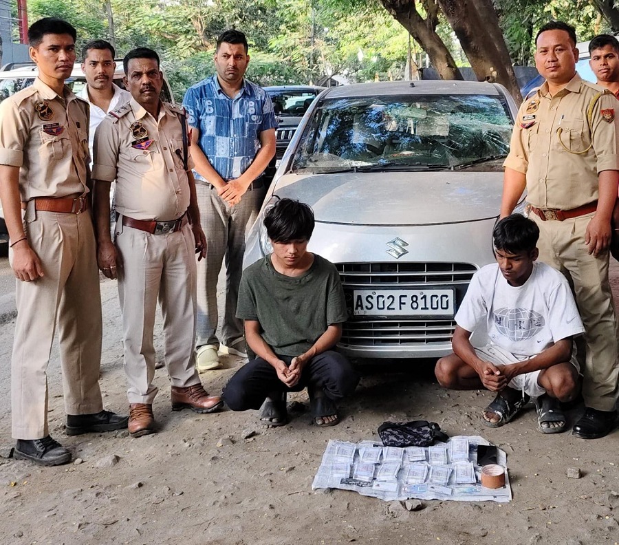 गुवाहाटी में भारी मात्रा में जाली नोटों के साथ बुधवार को गिरफ्तार दो तस्करों की तस्वीर। गुवाहाटी में भारी मात्रा में जाली नोटों के साथ बुधवार को गिरफ्तार दो तस्करों की तस्वीर।