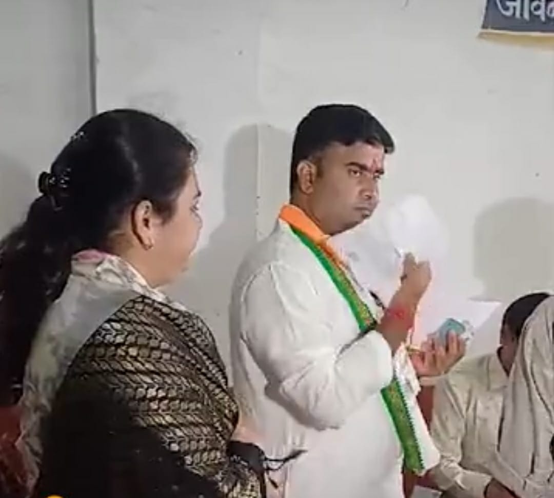 मतदान करते कांग्रेस प्रत्याशी आकाश शर्मा