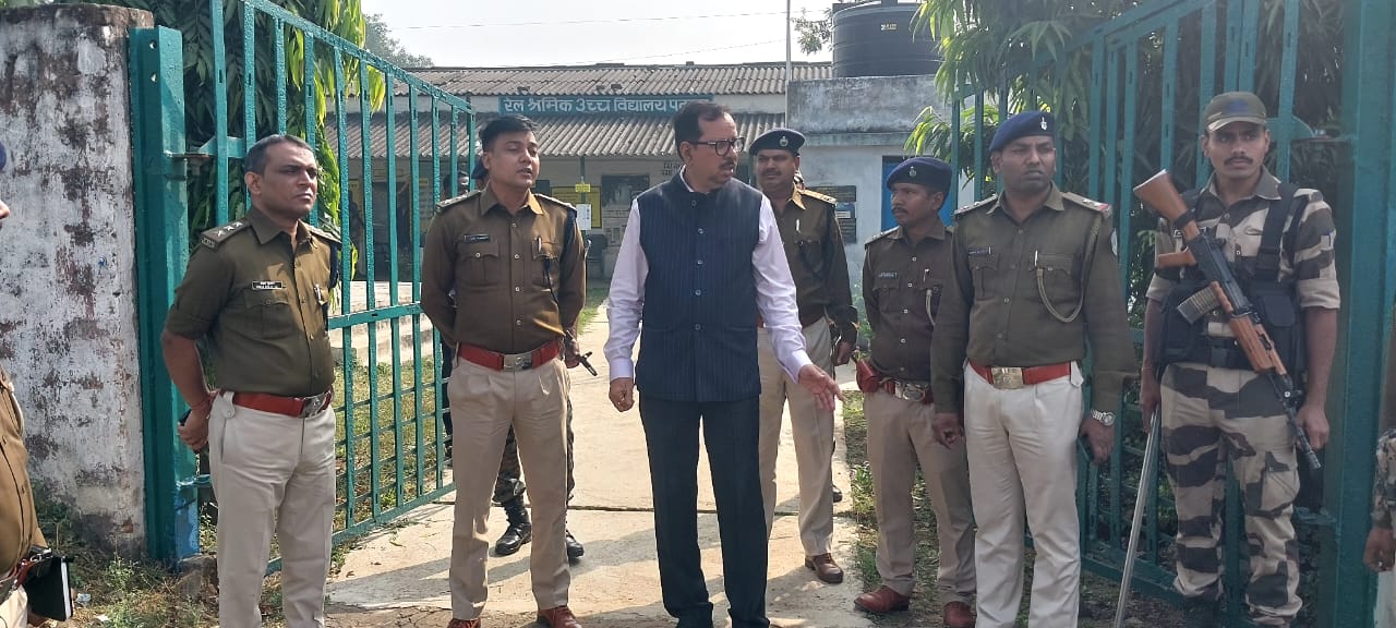 बूथ पर निरीक्षण करते ऑब्जर्वर और एसपी बूथ पर निरीक्षण करते ऑब्जर्वर और एसपी