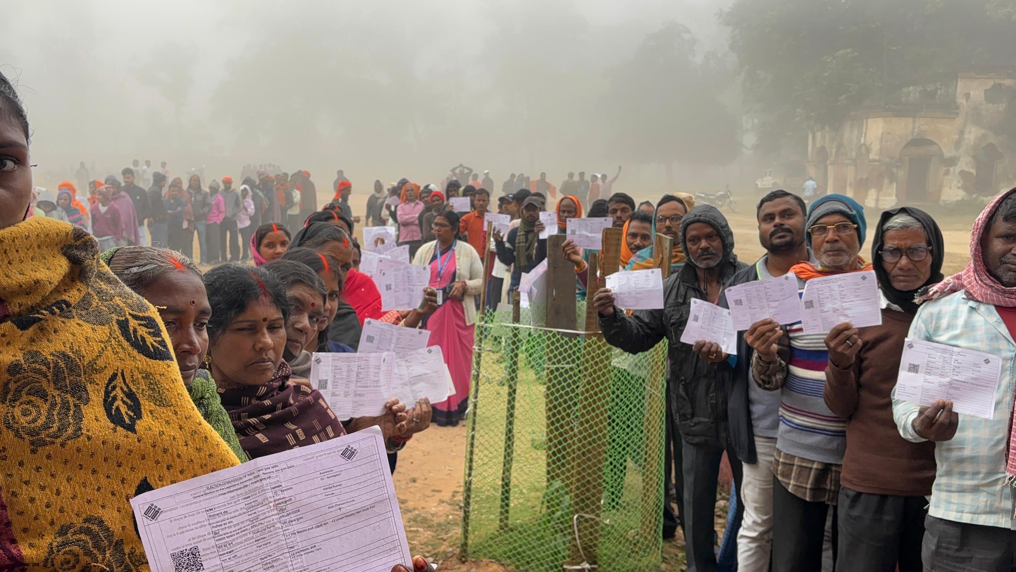 कतार में लगे मतदाता कतार में लगे मतदाता