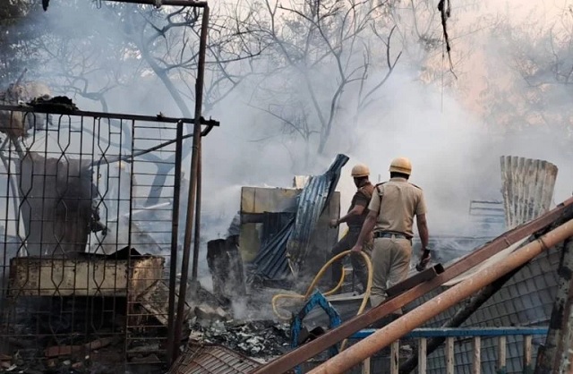 बेकरी मार्केट में लगी भयावह आग बेकरी मार्केट में लगी भयावह आग