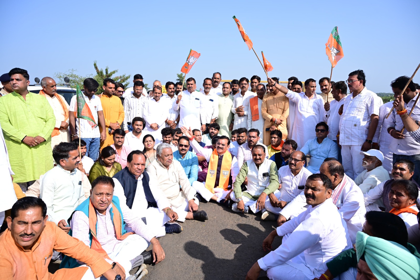 भाजपा प्रदेश अध्यक्ष काे विजयपुर विधानसभा की सीमा पर रोका गया भाजपा प्रदेश अध्यक्ष काे विजयपुर विधानसभा की सीमा पर रोका गया