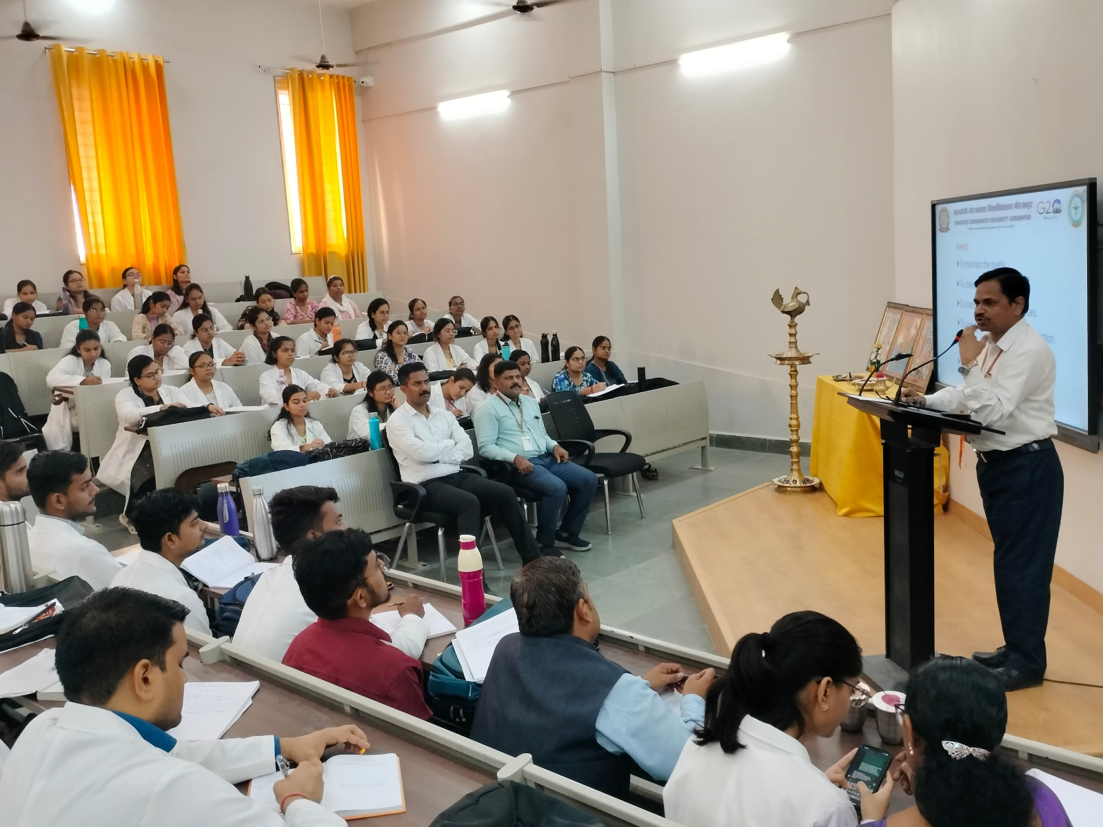 महायोगी गोरखनाथ विवि में बीएएमएस के नवप्रवेशित विद्यार्थियों के दीक्षारंभ समारोह का आठवां दिन* महायोगी गोरखनाथ विवि में बीएएमएस के नवप्रवेशित विद्यार्थियों के दीक्षारंभ समारोह का आठवां दिन*