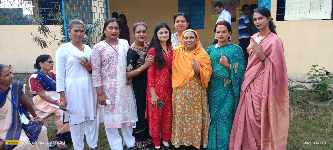 मतदान करते ट्रांसजेंडर मतदाता