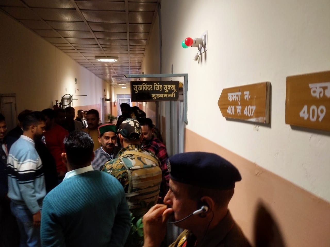 मुख्यमंत्री सुखविंद्र सिंह सुक्खू सचिवालय पंहुचने के बाद कार्यालय के बाहर खड़े लोग। मुख्यमंत्री सुखविंद्र सिंह सुक्खू सचिवालय पंहुचने के बाद कार्यालय के बाहर खड़े लोग।