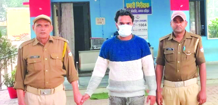 पुलिस गिरफ्त में आरोपित पुलिस गिरफ्त में आरोपित