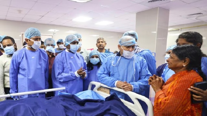 चेन्नईः डाक्टर पर अस्पताल में हमले के बाद मीडिया से बातचीत करते तमिलनाडु के उप मुख्यमंत्री उदयनिधि स्टालिन चेन्नईः डाक्टर पर अस्पताल में हमले के बाद मीडिया से बातचीत करते तमिलनाडु के उप मुख्यमंत्री उदयनिधि स्टालिन