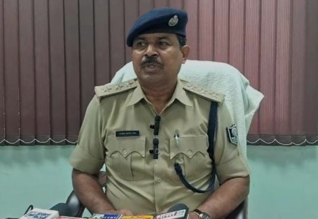 जानकारी देते ट्रेफिक डीएसपी