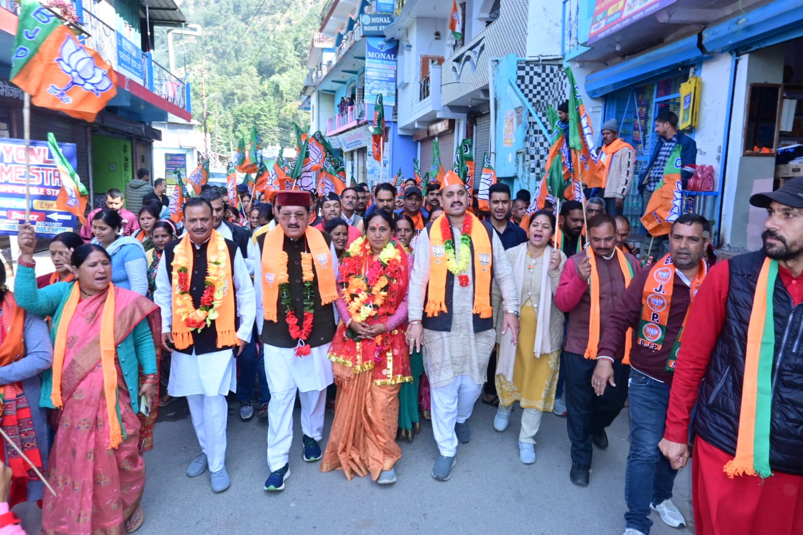 बीजेपी के लिए वोट मांगती प्रत्याशी आशा बीजेपी के लिए वोट मांगती प्रत्याशी आशा