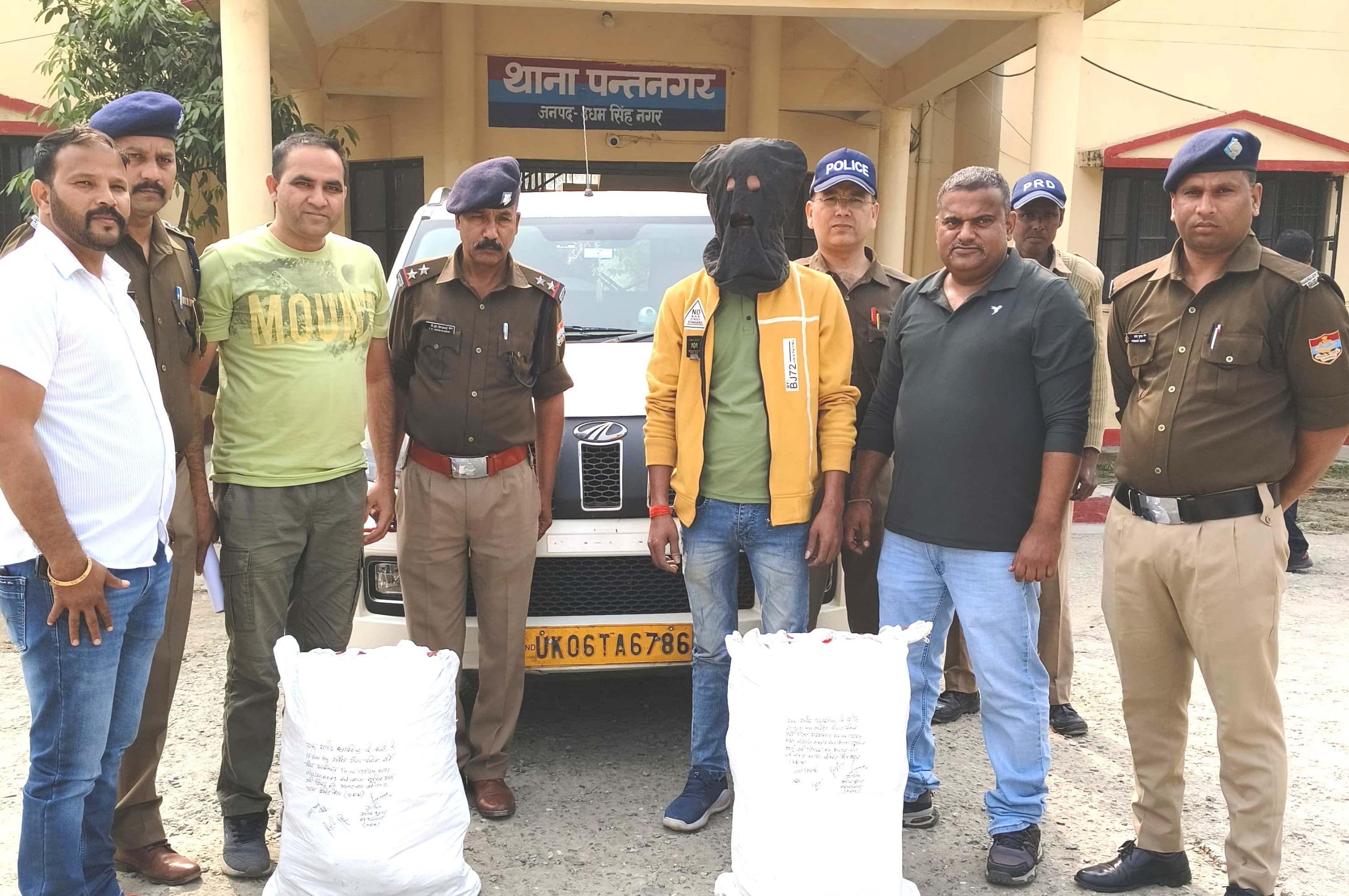 पुलिस गिरफ्त में गांजा तस्कर। पुलिस गिरफ्त में गांजा तस्कर।