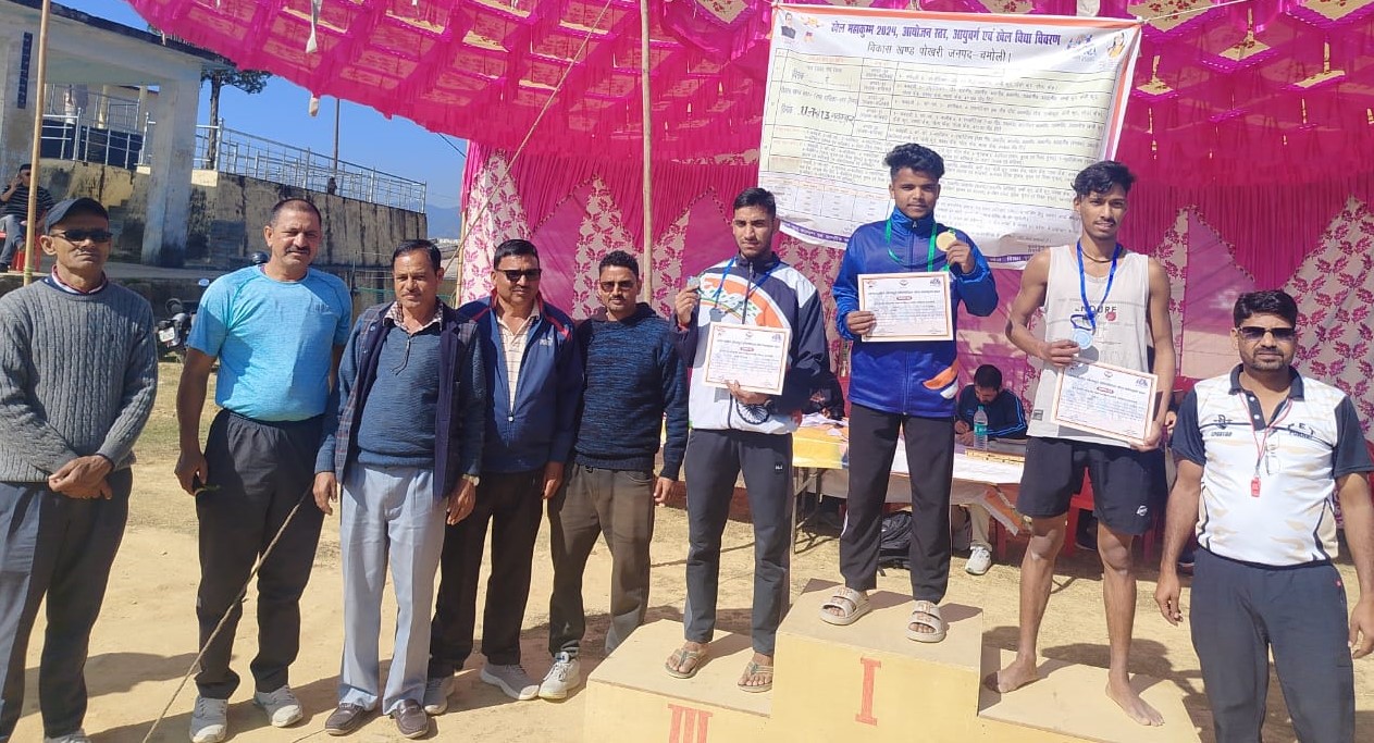 खेल महाकुंभ के विजेता खिलाड़ी पुरस्कार के साथ। खेल महाकुंभ के विजेता खिलाड़ी पुरस्कार के साथ।