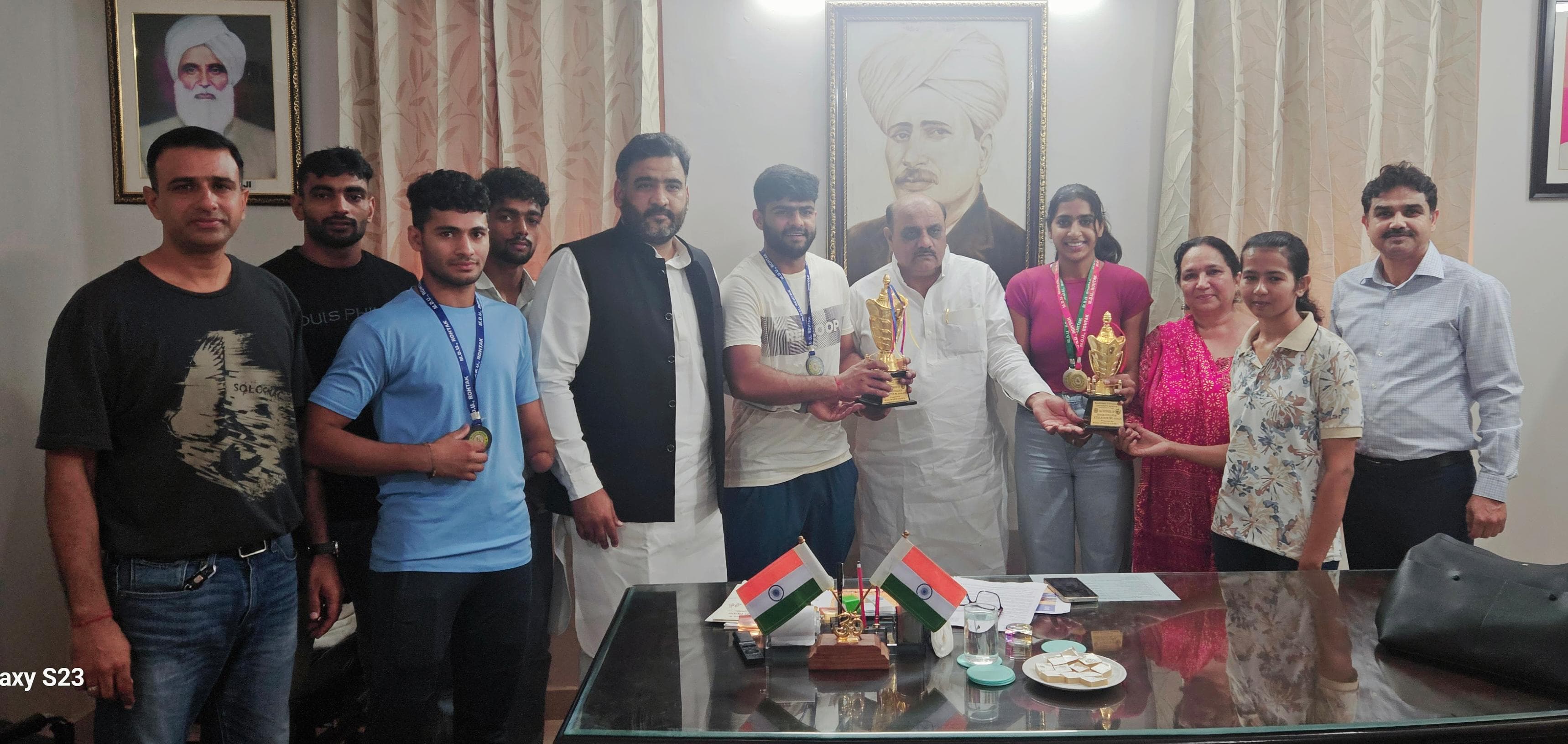 फोटो कैप्शन 13आरटीके2 : एथलेटिम मीट में पदक विजेता खिलाडिय़ों को सम्मानित करते जाट शिक्षण संस्थान के प्रधान व प्राचार्या ---------- फोटो कैप्शन 13आरटीके2 : एथलेटिम मीट में पदक विजेता खिलाडिय़ों को सम्मानित करते जाट शिक्षण संस्थान के प्रधान व प्राचार्या ----------