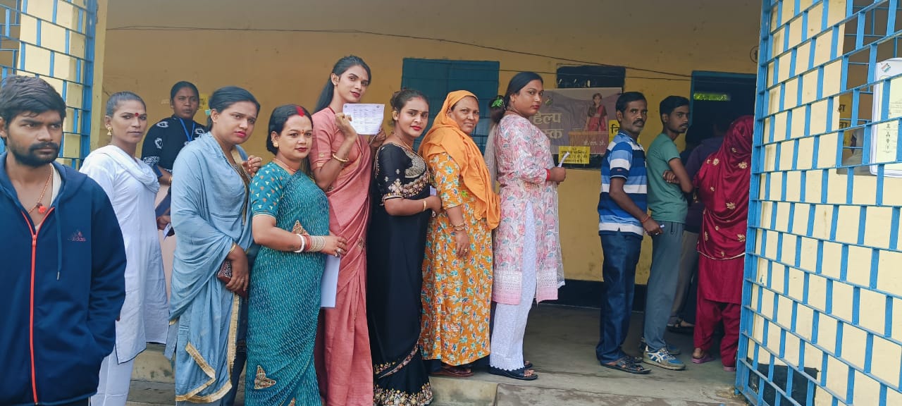 कतार में लगे ट्रांसजेंडर मतदाता