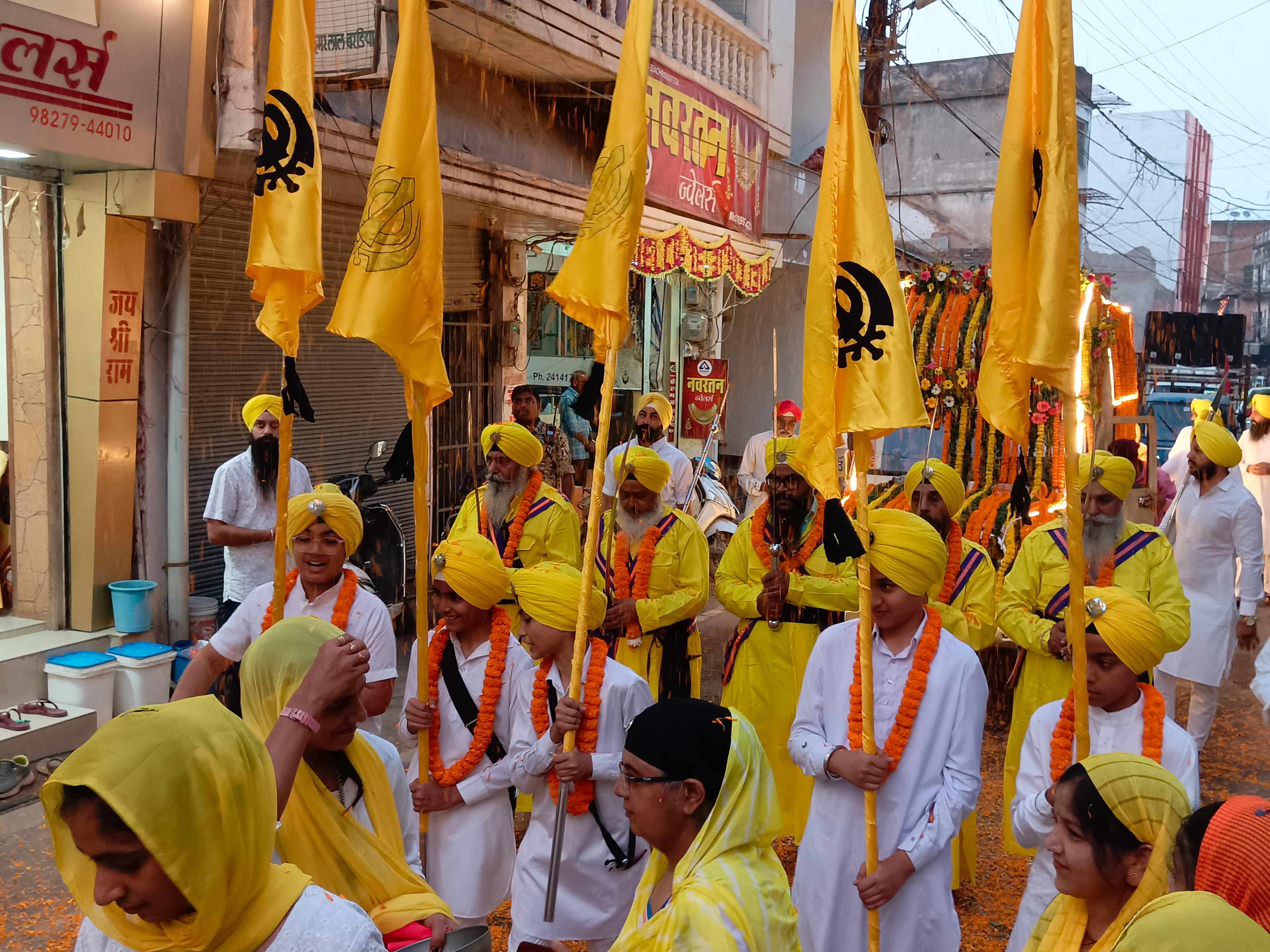 सिख समाज द्वारा निकाली गए नगर कीर्तन में शामिल समाजजन। सिख समाज द्वारा निकाली गए नगर कीर्तन में शामिल समाजजन।