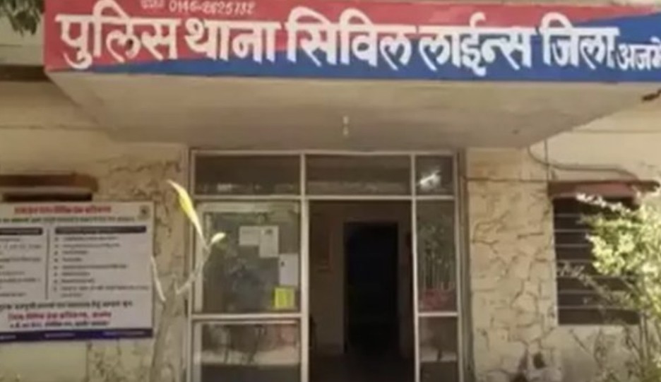वकीलों के रोष में सिविल लाइंस थाना प्रभारी लाइन हाजिर वकीलों के रोष में सिविल लाइंस थाना प्रभारी लाइन हाजिर
