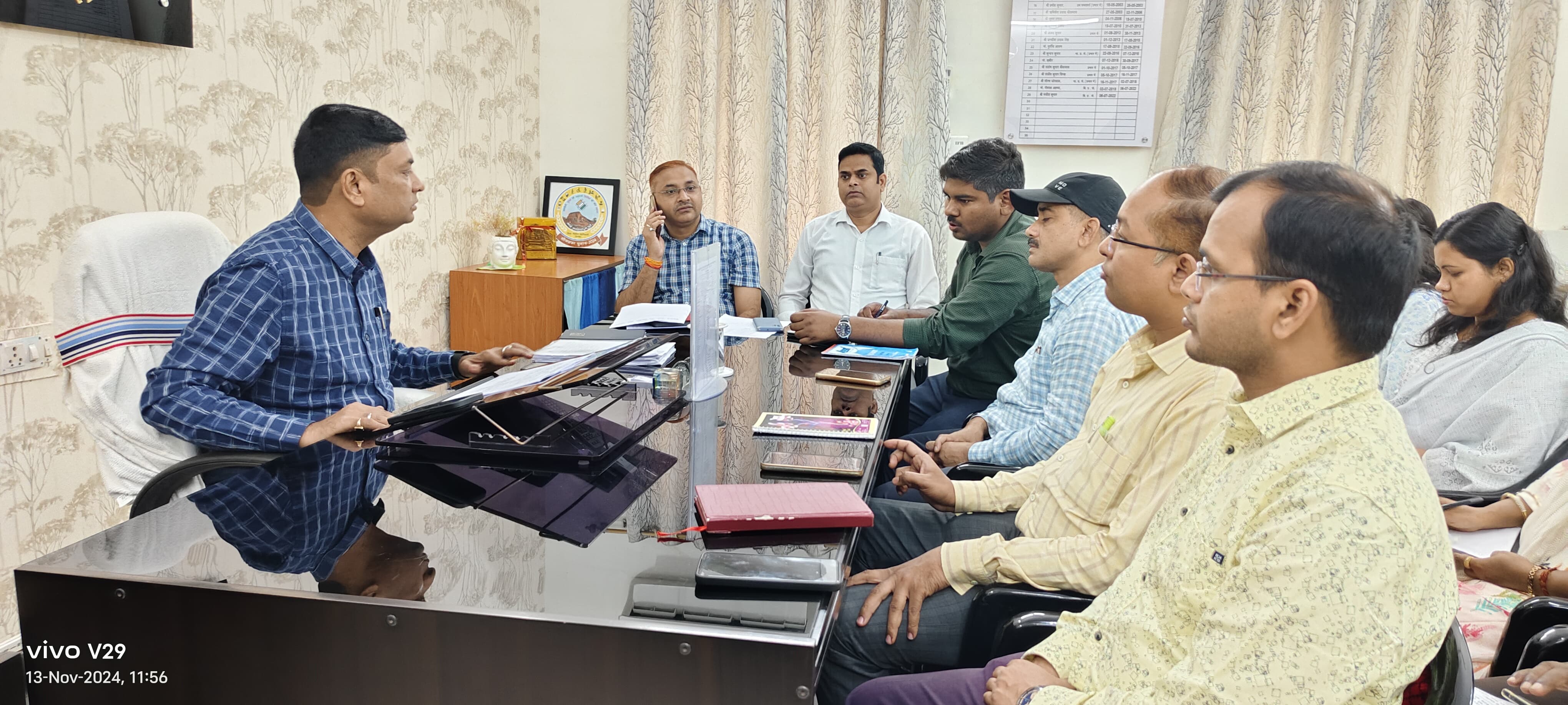 नामांकन पत्रदाखिल करते प्रत्याशी नामांकन पत्रदाखिल करते प्रत्याशी