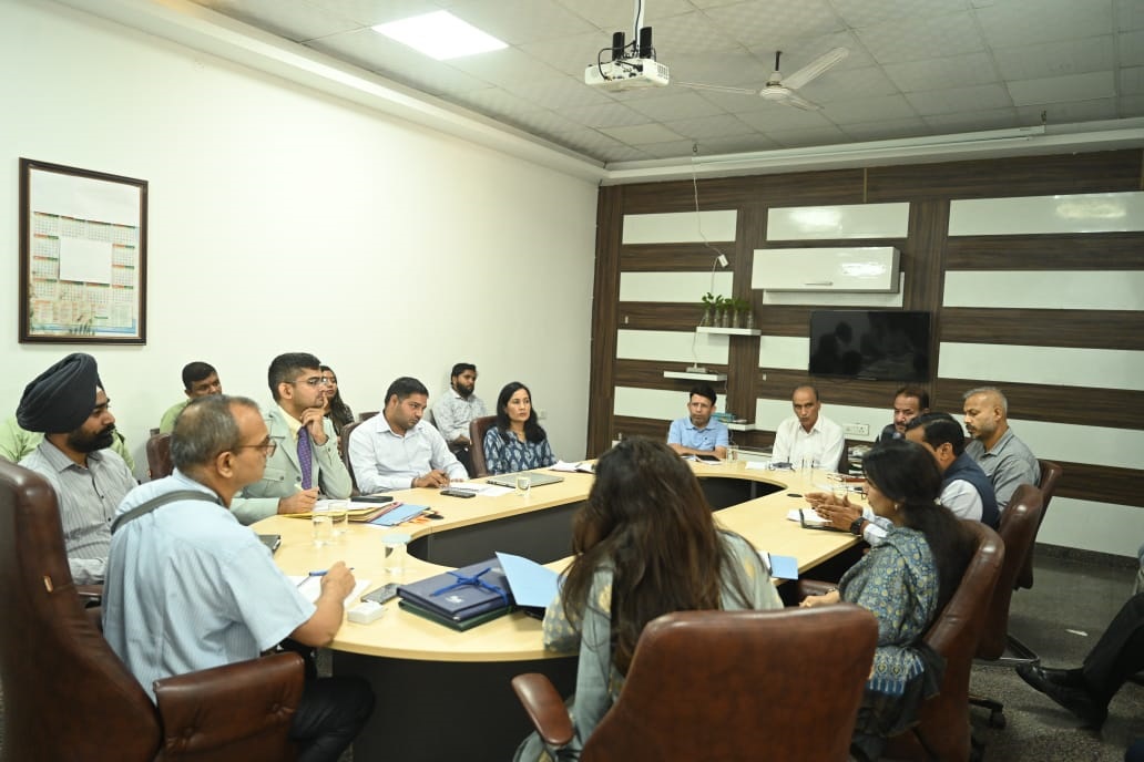 फोटो नंबर-04: गुरुग्राम नगर निगम में सफाई के विषय पर अधिकारियों की बैठक लेते निगमायुक्त अशोक कुमार गर्ग। फोटो नंबर-04: गुरुग्राम नगर निगम में सफाई के विषय पर अधिकारियों की बैठक लेते निगमायुक्त अशोक कुमार गर्ग।